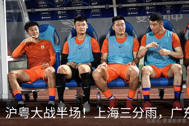 沪粤大战半场！上海三分雨，广东宏远全面崩盘，焦泊乔0分0篮板，球迷高呼降级！